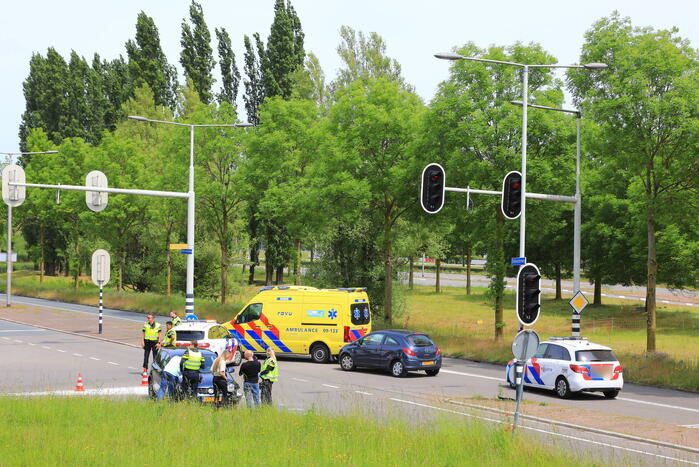 Twee personenauto's botsen op kruising