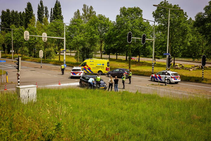 Twee personenauto's botsen op kruising