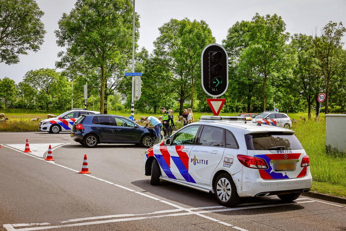 Twee personenauto's botsen op kruising