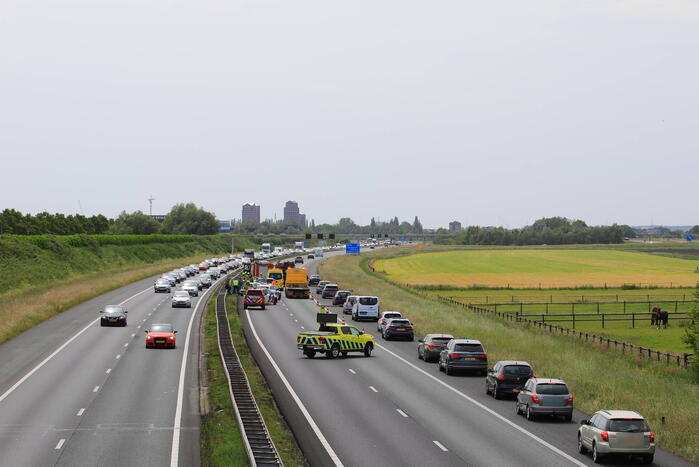 Flinke file bij aanrijding op snelweg