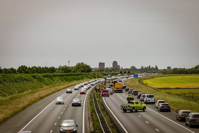 Flinke file bij aanrijding op snelweg