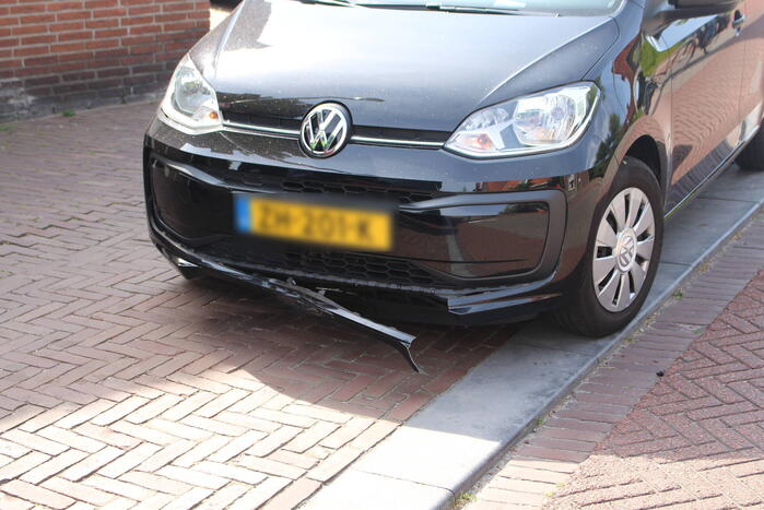 Auto klapt op buspoller