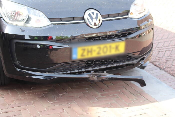 Auto klapt op buspoller