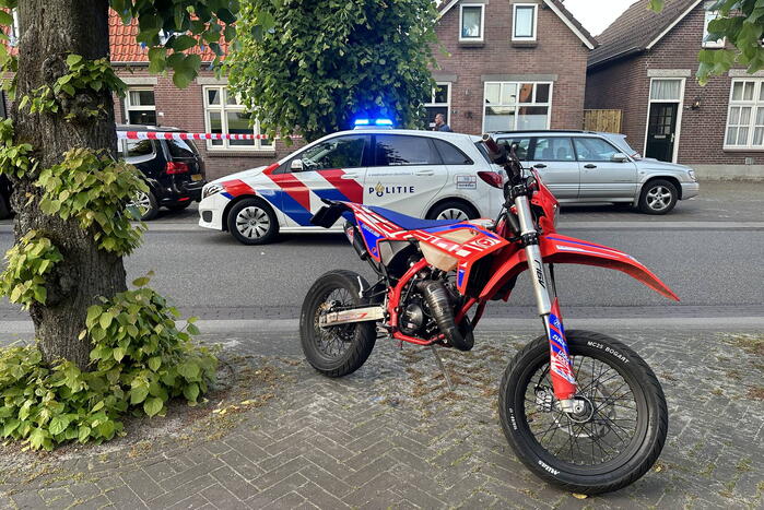 Fietser zwaargewond bij botsing met boom