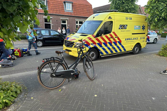 Fietser zwaargewond bij botsing met boom