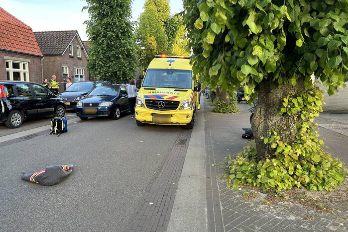 Fietser zwaargewond bij botsing met boom