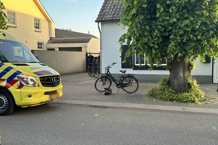 Fietser zwaargewond bij botsing met boom