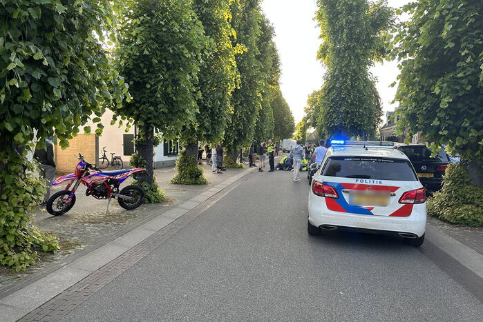 Fietser zwaargewond bij botsing met boom