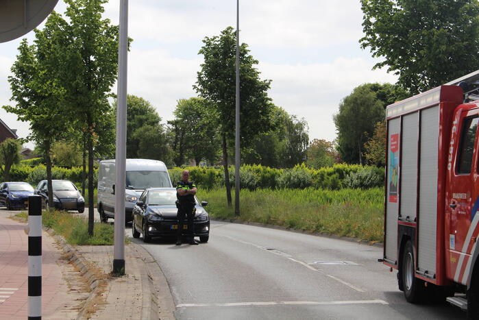 Auto komt tot stilstand tegen verkeerslicht