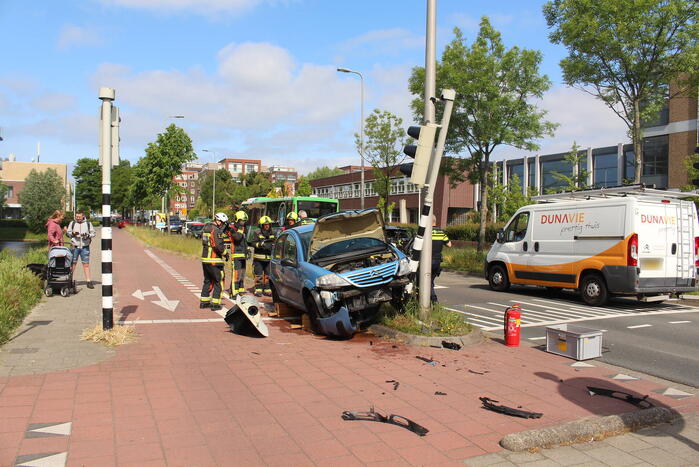 Auto komt tot stilstand tegen verkeerslicht