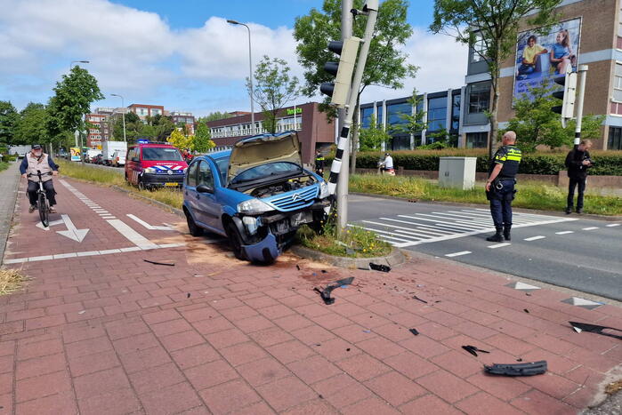 Auto komt tot stilstand tegen verkeerslicht