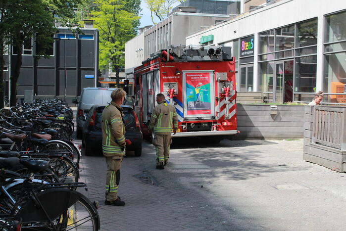 Schade aan vlonder na brand in stapel karton
