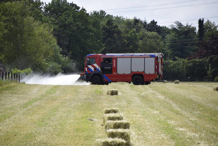 Gras vliegt in brand tijden het rooien