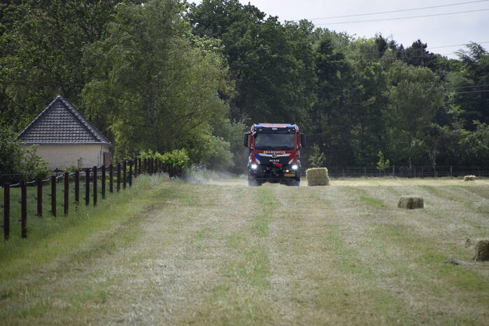 Gras vliegt in brand tijden het rooien
