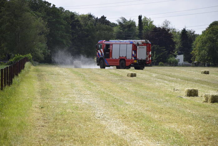 Gras vliegt in brand tijden het rooien