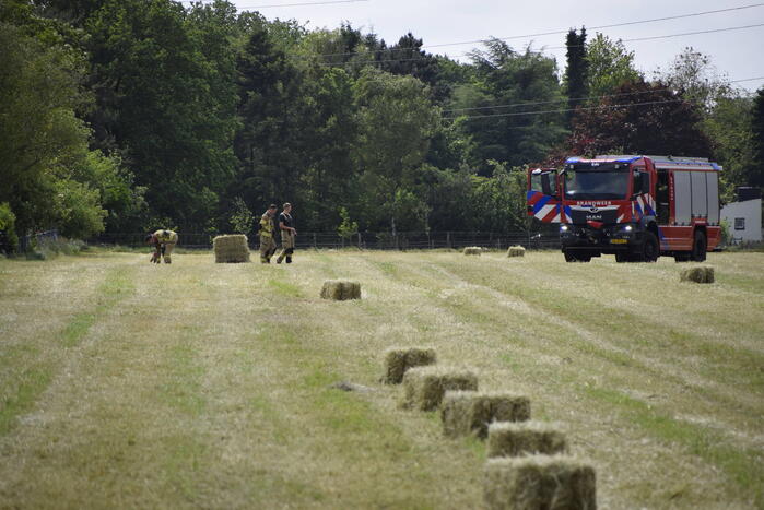 Gras vliegt in brand tijden het rooien