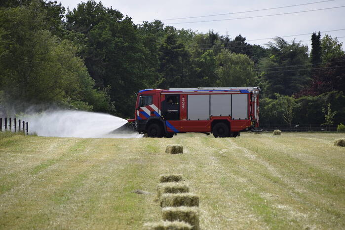 Gras vliegt in brand tijden het rooien