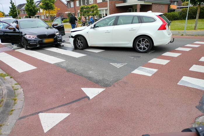 Twee auto's botsen frontaal