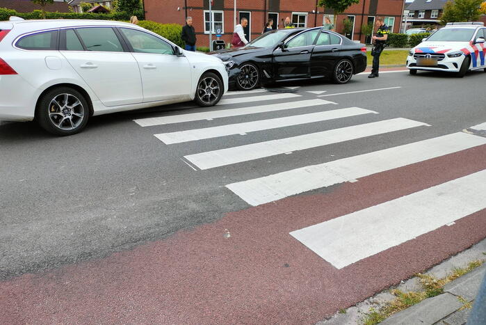 Twee auto's botsen frontaal