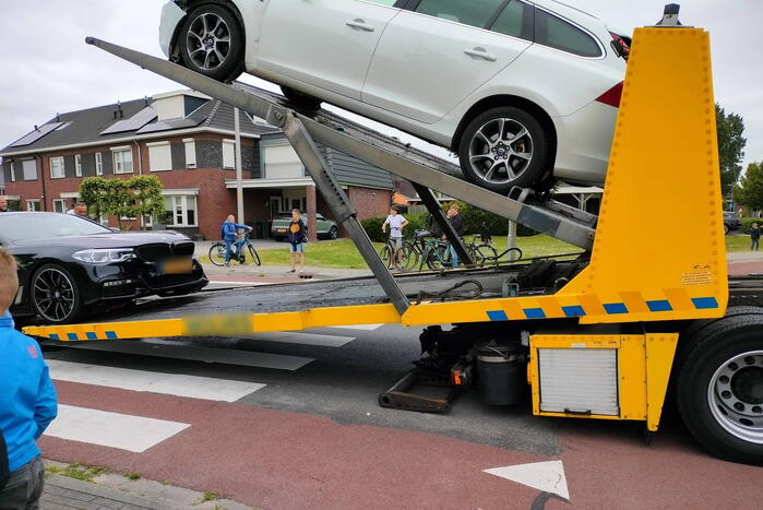 Twee auto's botsen frontaal