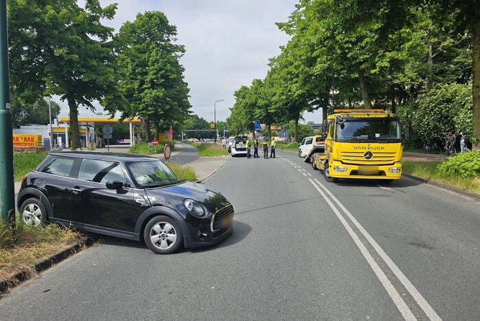 Flinke schade bij botsing tussen taxibus en auto