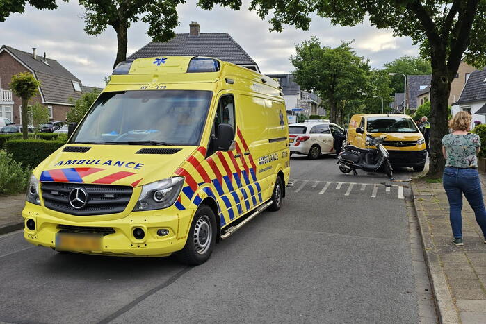 Bezorger in botsing met scooter