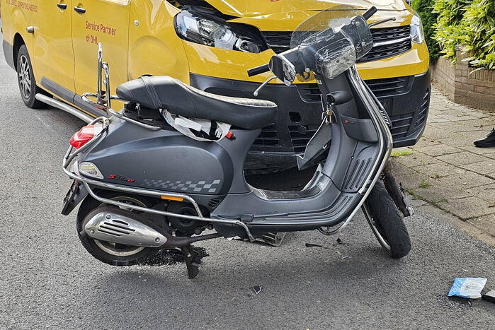Bezorger in botsing met scooter