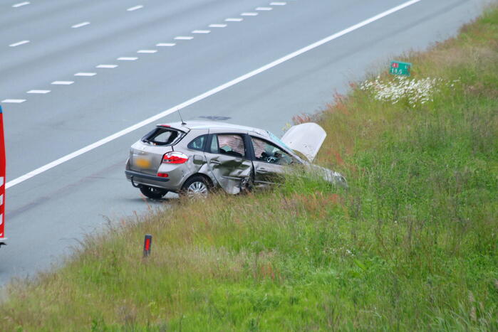 Auto zwaar beschadigd na botsing op snelweg