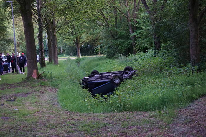 Auto belandt ondersteboven in sloot