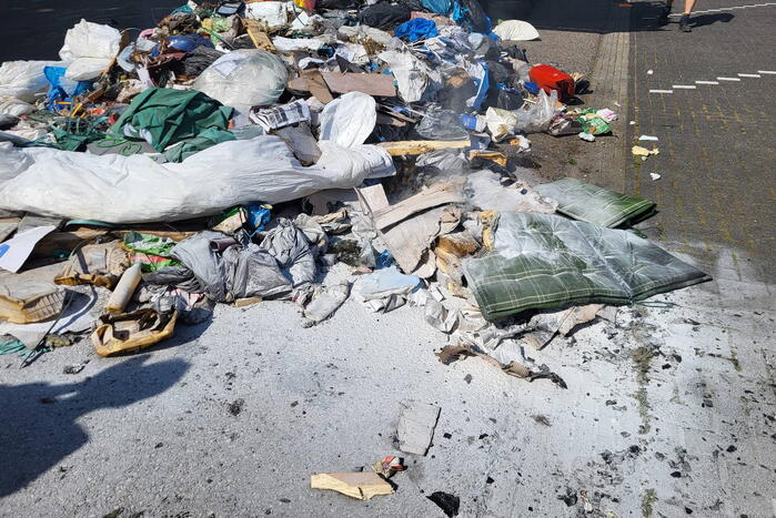 Inhoud vuilniswagen vliegt in brand