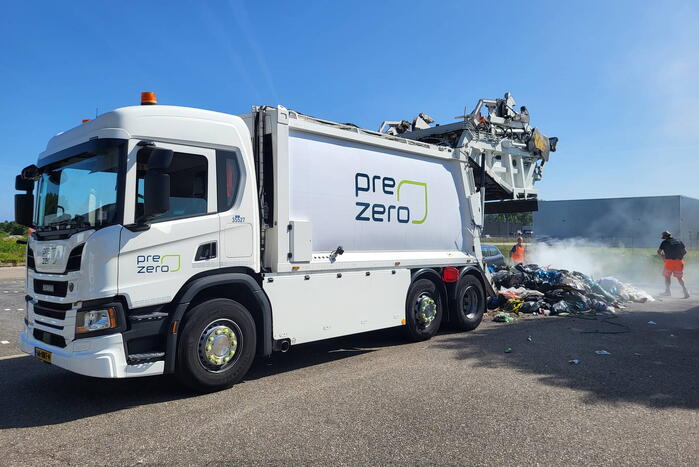 Inhoud vuilniswagen vliegt in brand