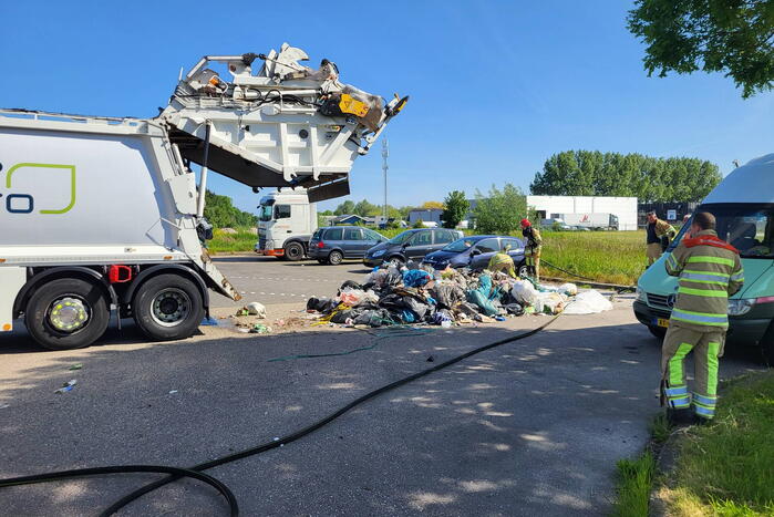 Inhoud vuilniswagen vliegt in brand