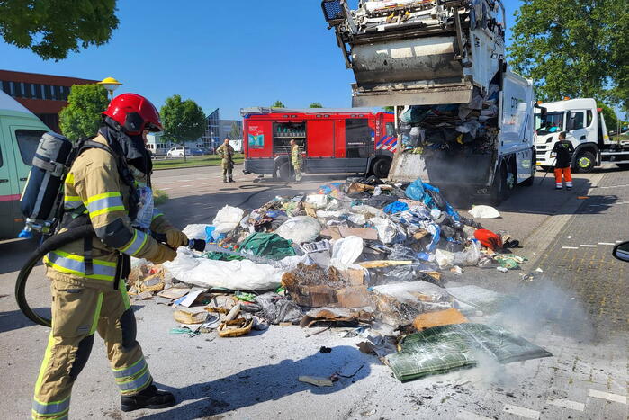 Inhoud vuilniswagen vliegt in brand