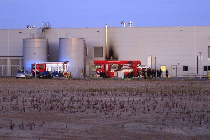 Hevige brand in afzuiginstallatie van blikjesfabriek