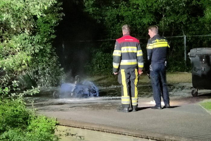 Container met oud papier in brand