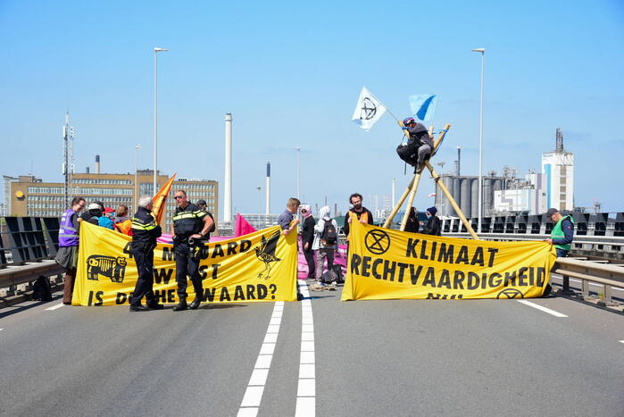 Demonstranten Extinction Rebellion blokkeren toegangsweg Shell