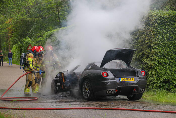 Luxe sportwagen Ferrari 599 verwoest door brand