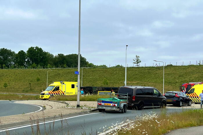 Vrachtwagen gaat op zijn kant