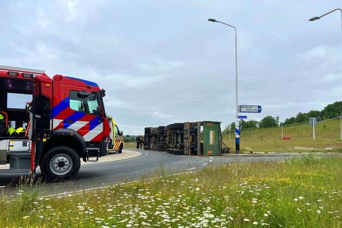 Vrachtwagen gaat op zijn kant