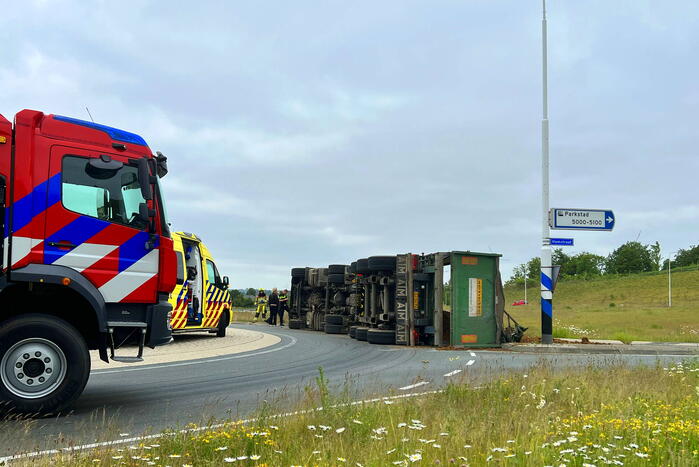 Vrachtwagen gaat op zijn kant
