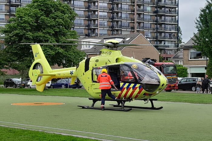 Traumahelikopter landt op voetbalveldje
