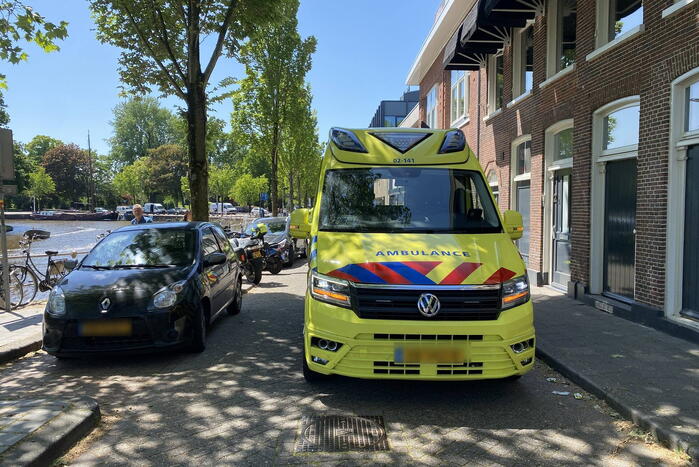 Vrouw gaat met scooter onderuit