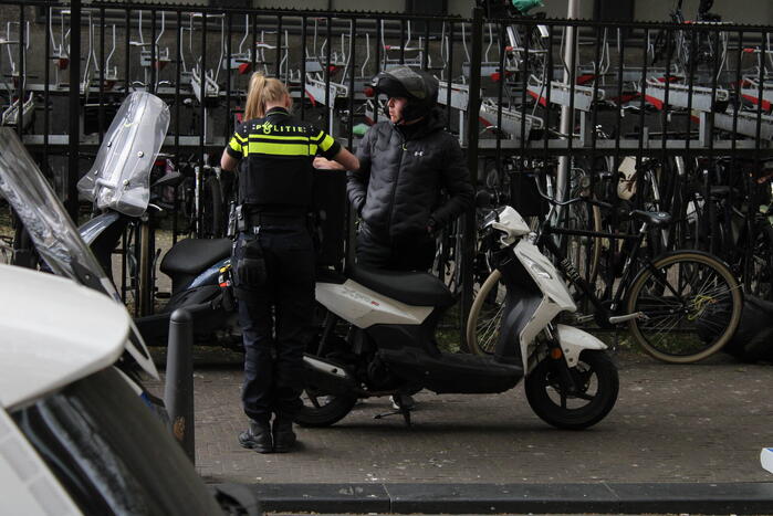 Scooterrijder gaat onderuit