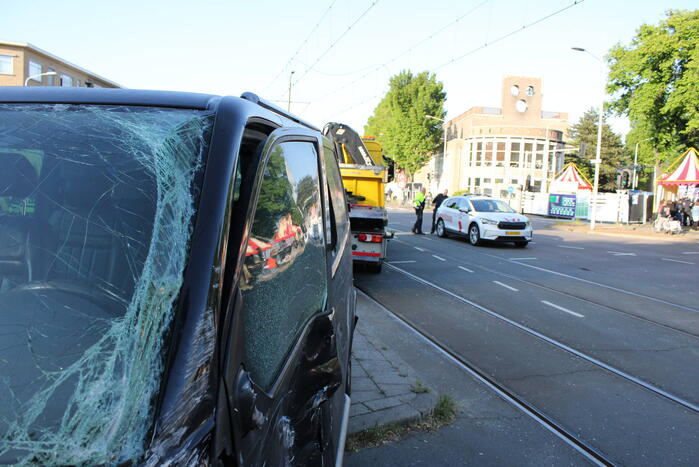 Bestelbus en tram beschadigd bij ongeval
