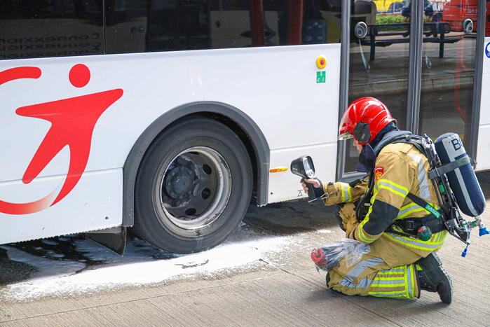 Lijnbus vliegt bijna in brand