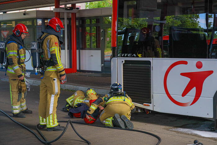 Lijnbus vliegt bijna in brand