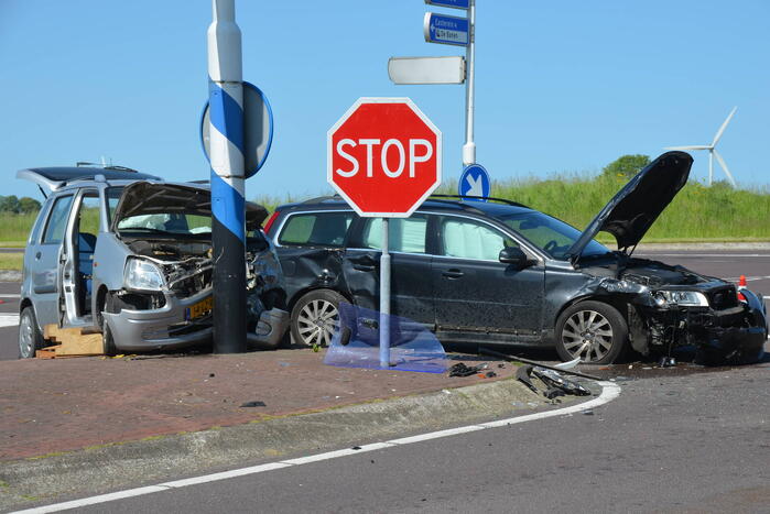 Persoon bekneld bij hevige aanrijding op kruising