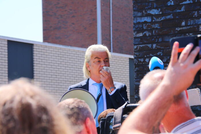 Geert Wilders aanwezig bij demonstratie tegen asielbeleid