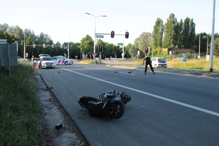 Flink ongeval tussen automobilist en scooterrijder