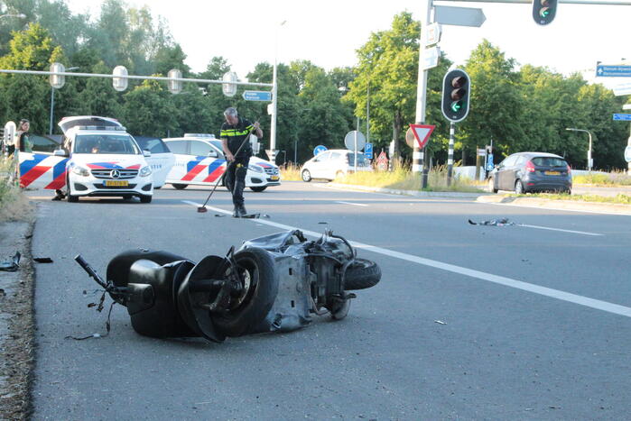 Flink ongeval tussen automobilist en scooterrijder